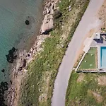 Luxurious Seafront *