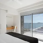 Luxurious Seafront *