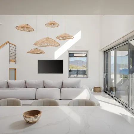 Luxurious Seafront Villa *