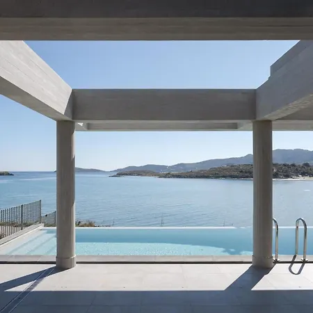 Luxurious Seafront Villa