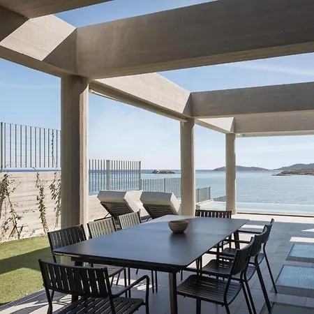 Luxurious Seafront Villa *
