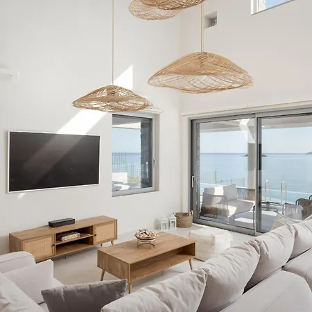 Luxurious Seafront *