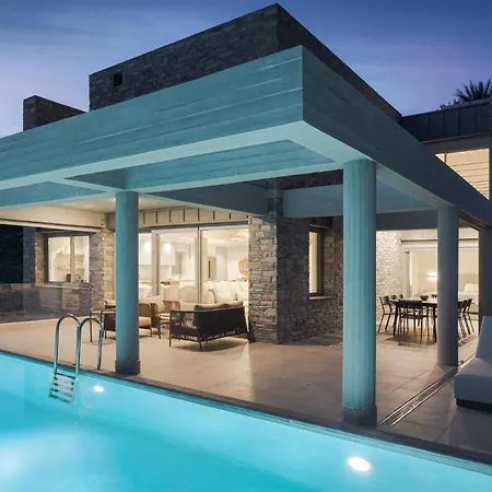 Luxurious Seafront Villa *