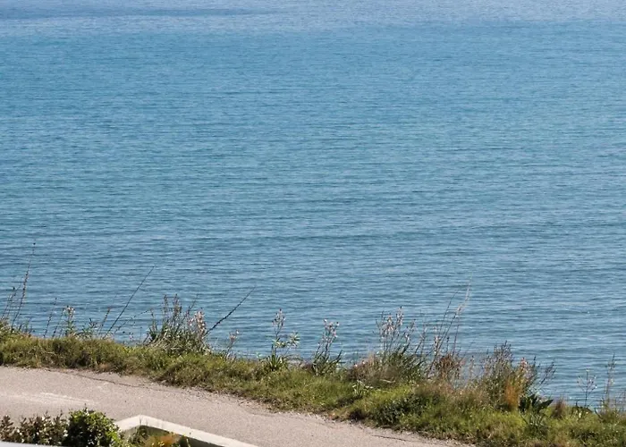 Luxurious Seafront Villa *