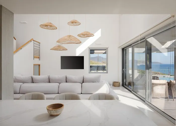 Luxurious Seafront Villa *