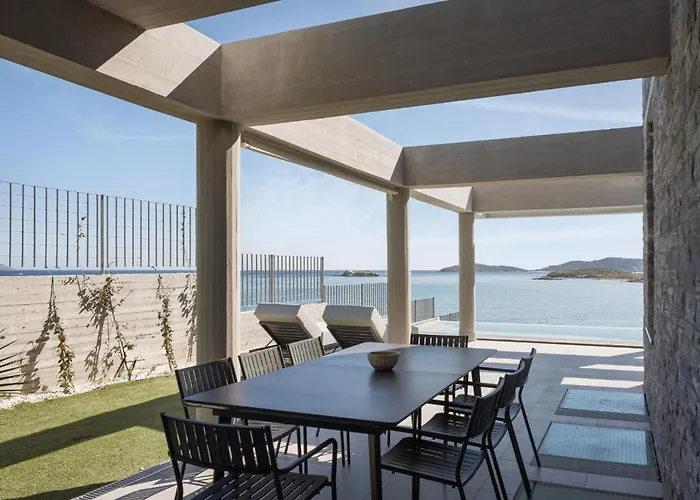 Luxurious Seafront Villa *