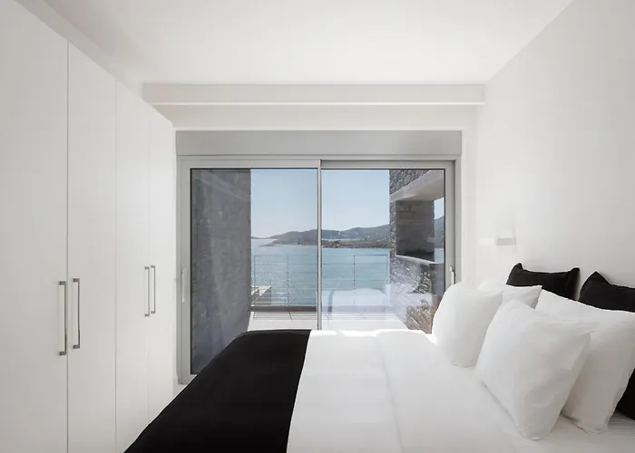 Luxurious Seafront Villa *