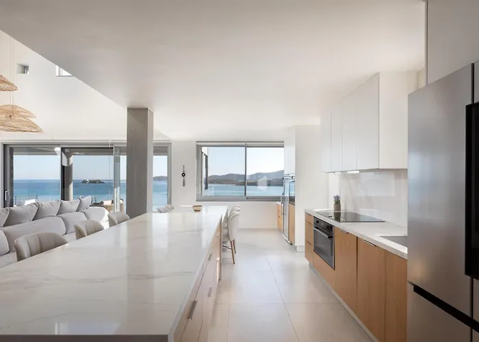 Luxurious Seafront Villa *