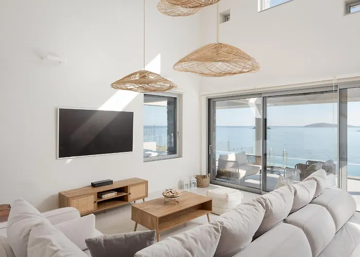 Luxurious Seafront *