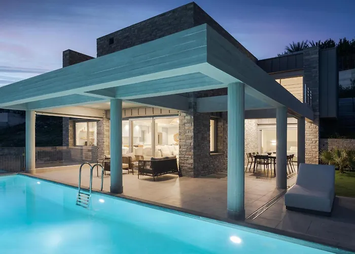 Luxurious Seafront Villa *